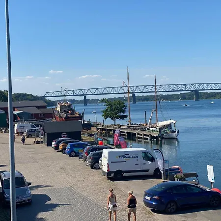 Dock House 95-97 アパート